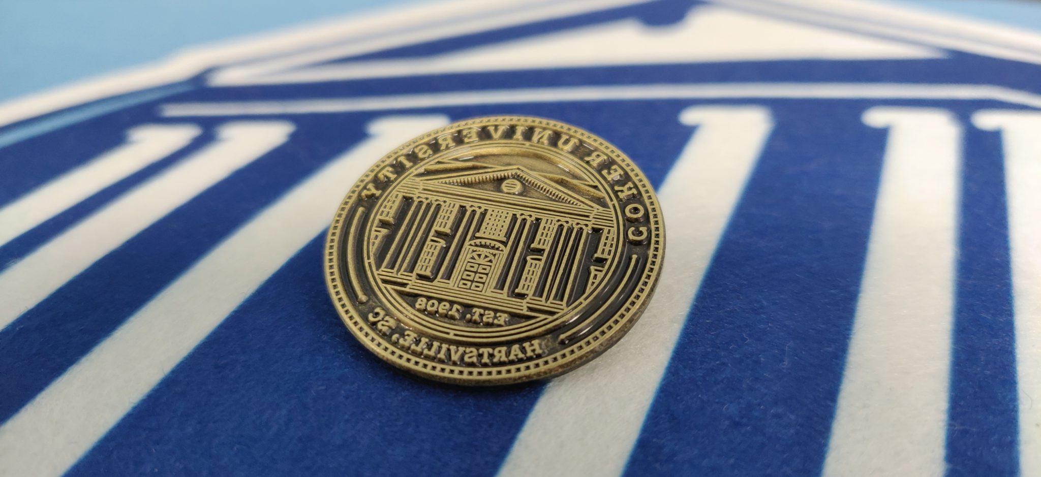正规博彩十大网站 Seal on a lapel pin